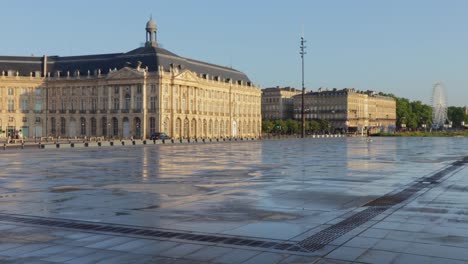 Espejo-De-Agua-De-Burdeos-Al-Amanecer-Con-Place-De-La-Bourse-Detrás-Con-Reflejos-Y-Luz-Del-Sol-De-La-Mañana