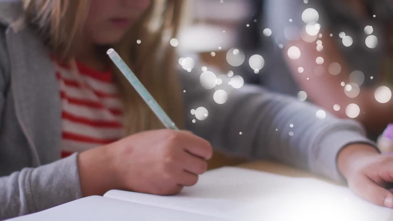 Animatie van witte vlekken over een meisje met een pen.