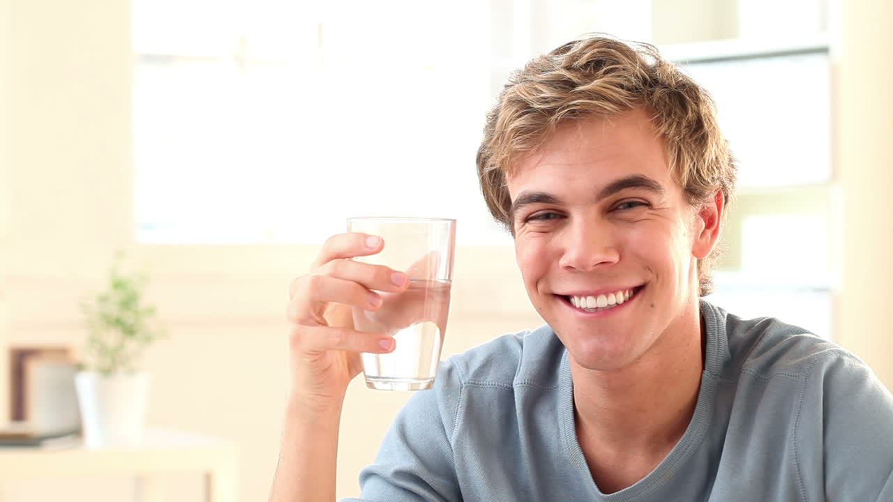 남자가 물을 마시고