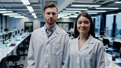científicos en un laboratorio moderno