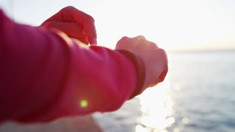reloj de cardio en la llamarada solar en mujer hispana