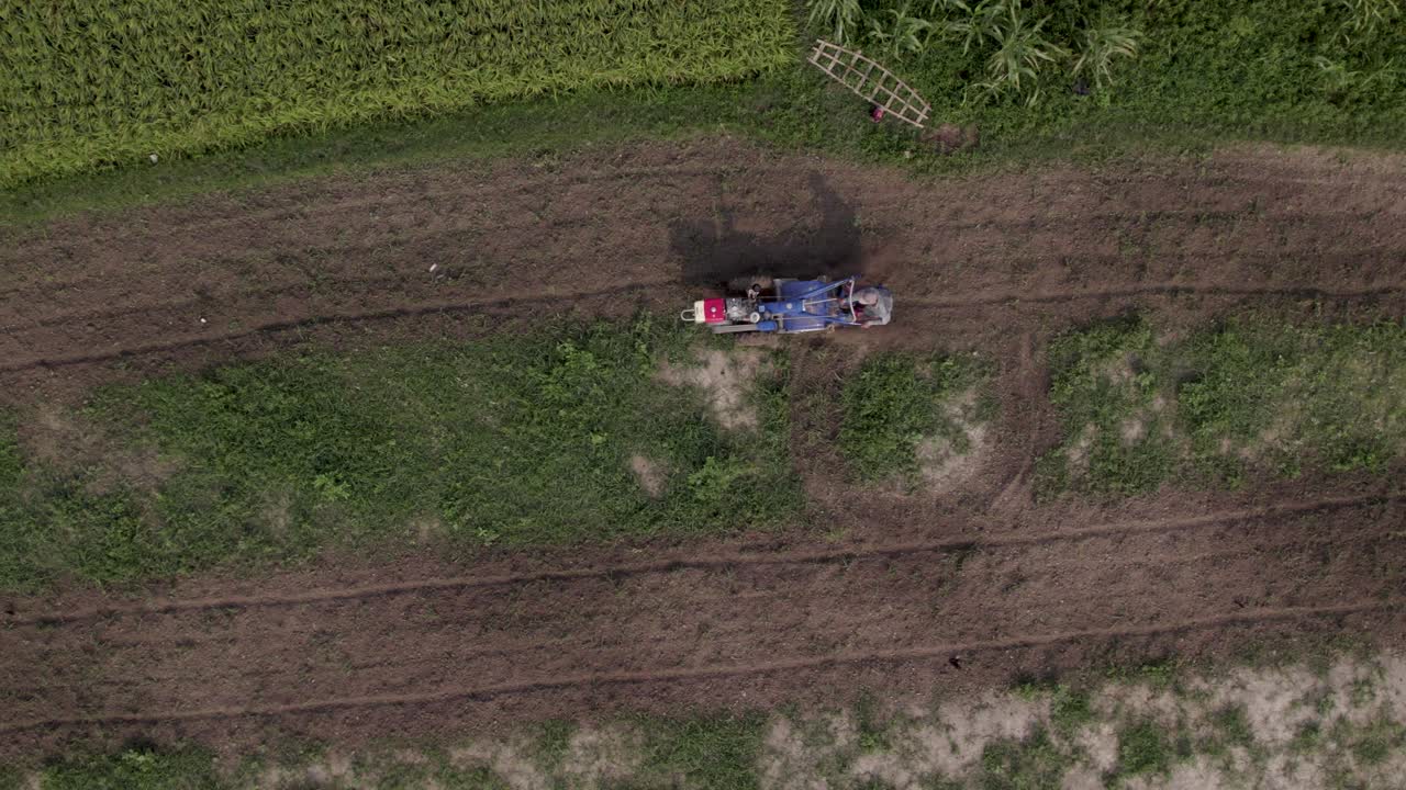 video que muestra un tractor agrícola preparando un campo para la producción de cultivos