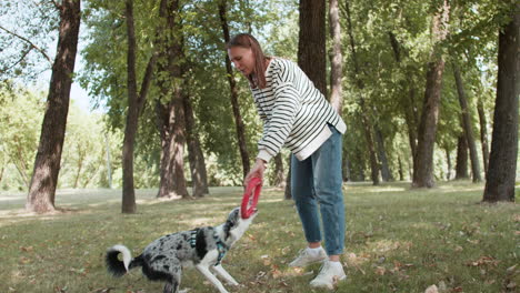 mujer jugando con perro