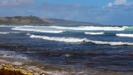 Wellen-Schlagen-Sanft-Gegen-Die-Küste,-Wobei-Der-Schwerpunkt-Auf-Dem-Strandbereich-Liegt