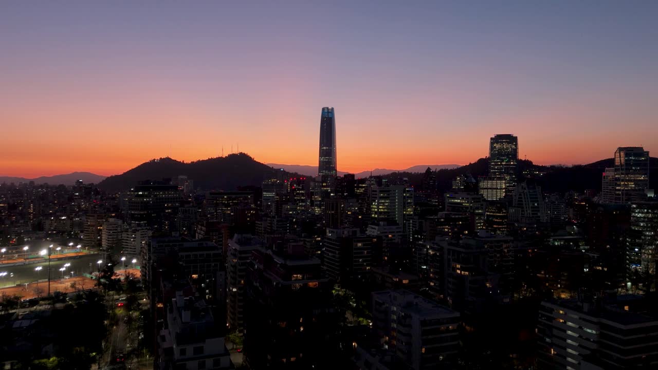 Santiago, Cile. Vista con drone al crepuscolo di un giorno e una notte invernali.