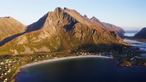 órbita-Panorámica-Aérea-De-Una-Hermosa-Playa-Con-Montañas-Al-Fondo-Al-Atardecer-En-Las-Islas-Lofoten,-Noruega