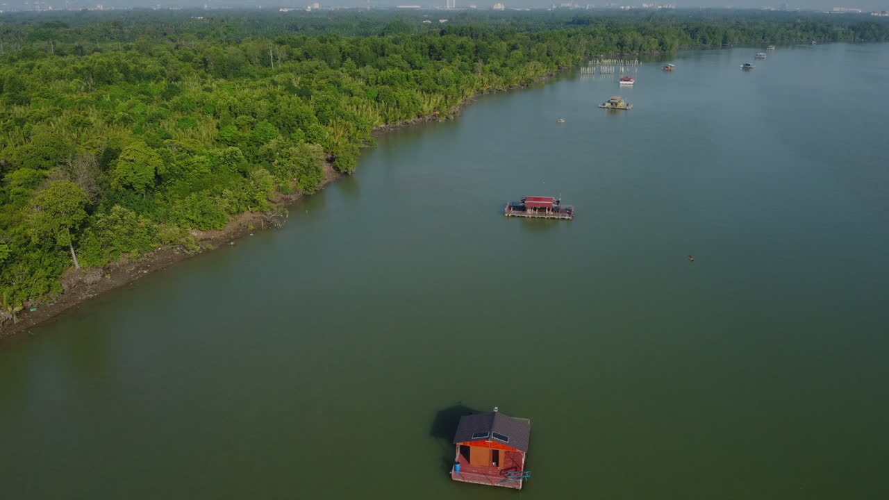 vista de drones de una casa flotante en el río bagan lalang, sepang, selangor, malasia