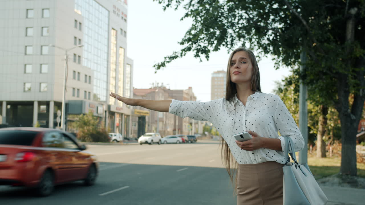 도시에서 택시를 기다리는 여자