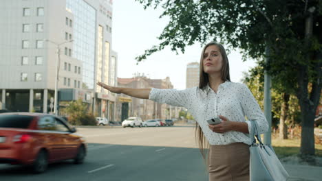 mujer esperando un taxi en la ciudad