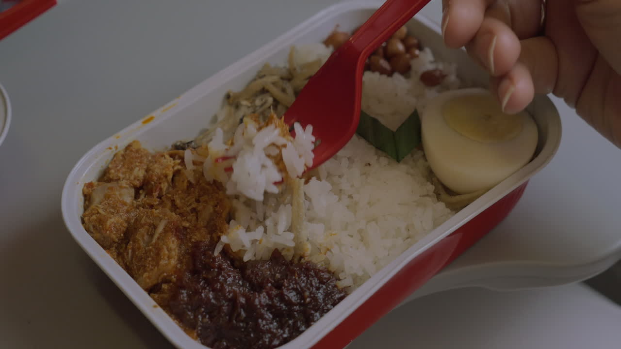 porción de cena en el avión