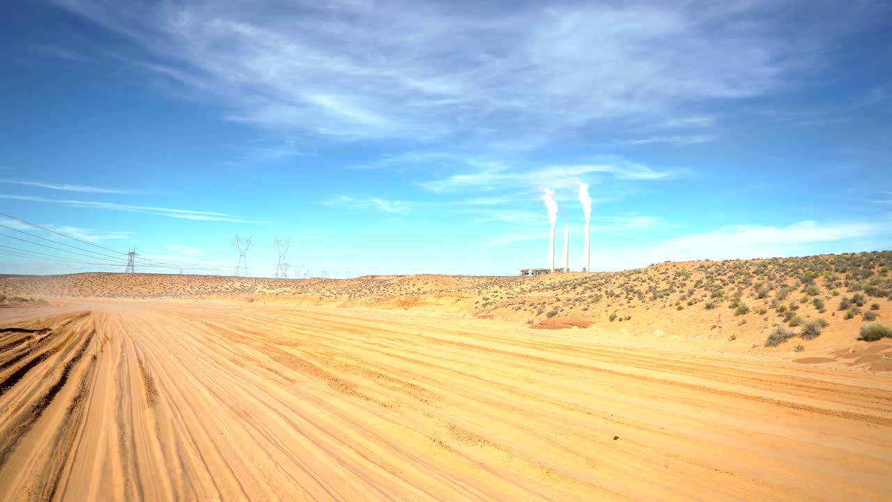 4x4 트럭에서 안정화된. 안로프 캐니언으로 가는 길.