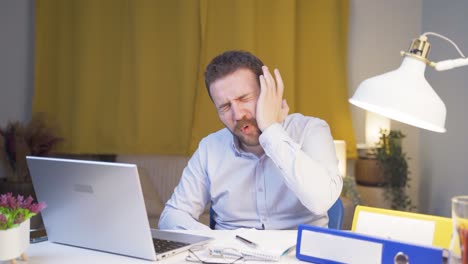 Home-Office-Arbeiter-Mann-Zahnschmerzen-Und-Schmerzen.