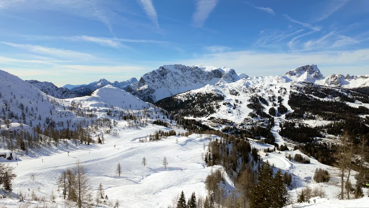 hermosa vista de la vasta selección de pistas de esquí alpinas desde la distancia en nassfeld, austria