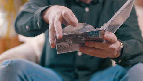 sacar un cd de su tapa para ponerlo en un reproductor de cd