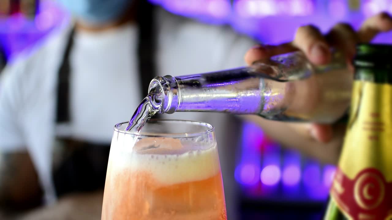 elaboración de cócteles por barman en el club nocturno