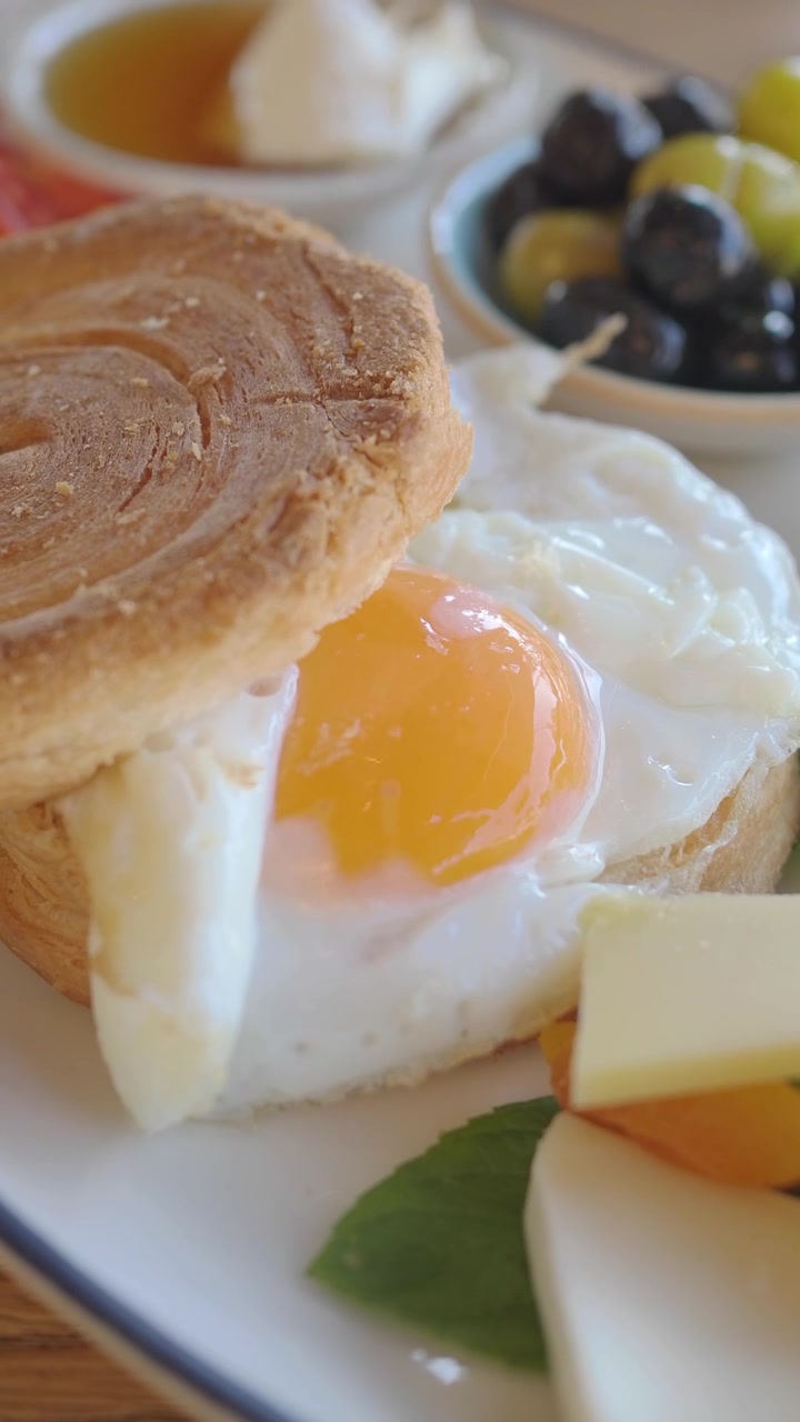 Primo piano di un delizioso piatto per la colazione con uovo fritto ed elementi assortiti