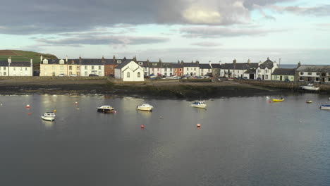 Ein-Blick-Auf-Das-Kleine-Schottische-Dorf-Isle-Of-Whithorn-In-Dumfries-Und-Galloway-Mit-Kleinen-Booten,-Die-Im-Hafen-Vor-Anker-Liegen