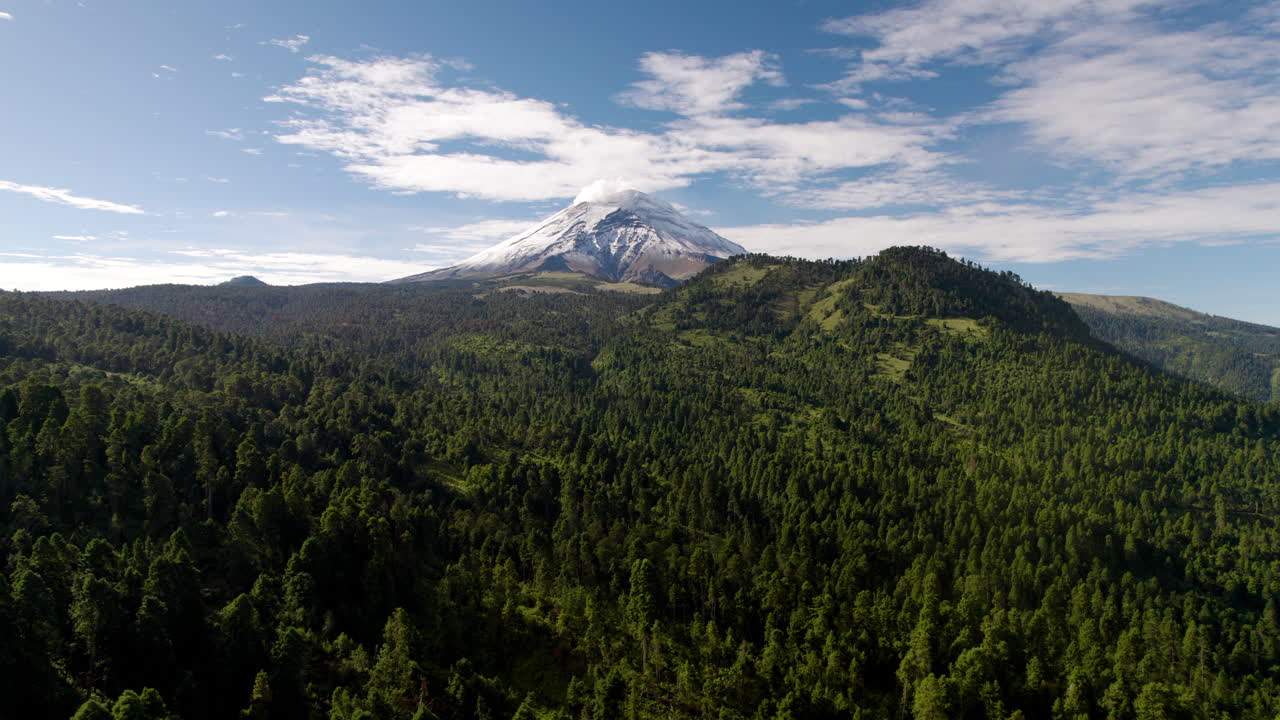 toma de drones de la majestuosidad del volcán popocatepetl durante una exhalación de fumarola en la ciudad de méxico