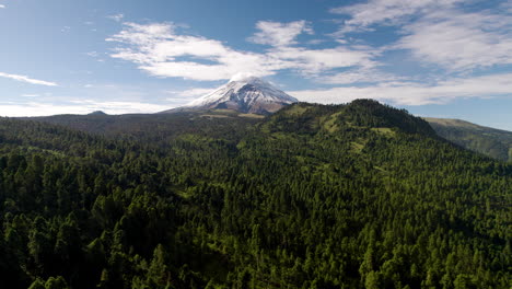 Drohnenaufnahme-Der-Majestät-Des-Vulkans-Popocatepetl-Während-Einer-Fumarole-Ausatmung-In-Mexiko-Stadt