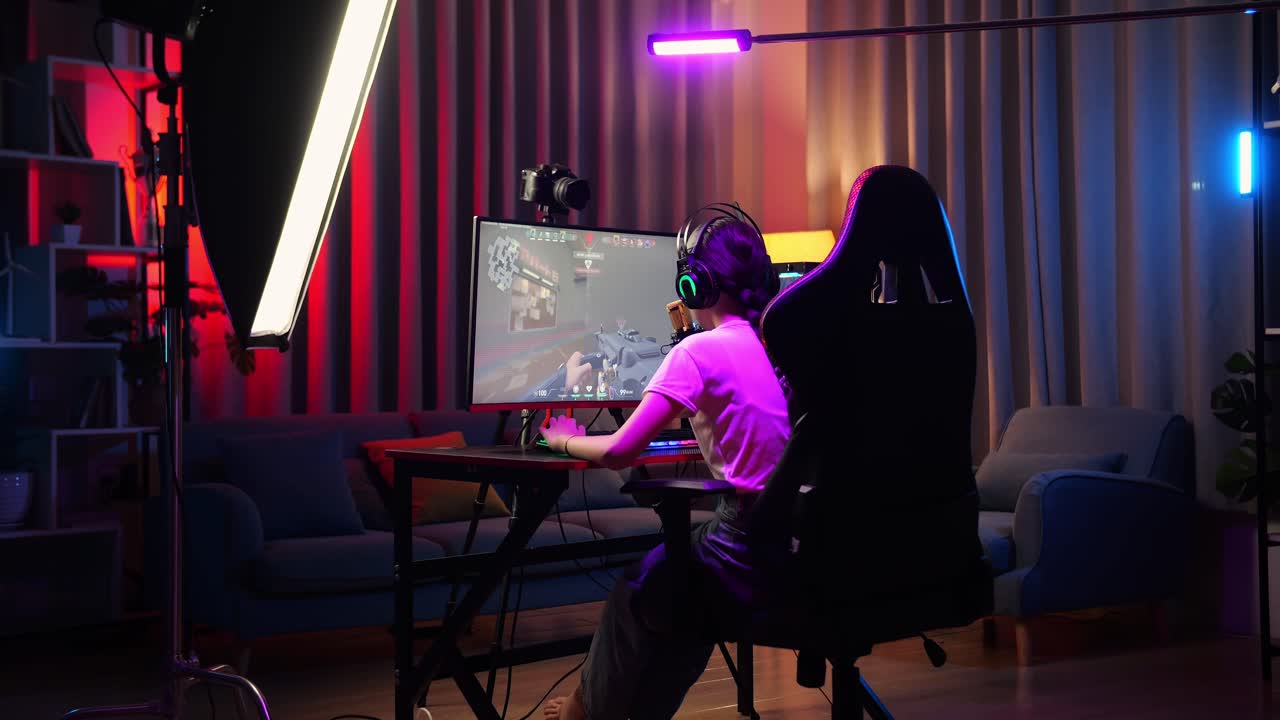 mujer jugando en casa en un estudio casero
