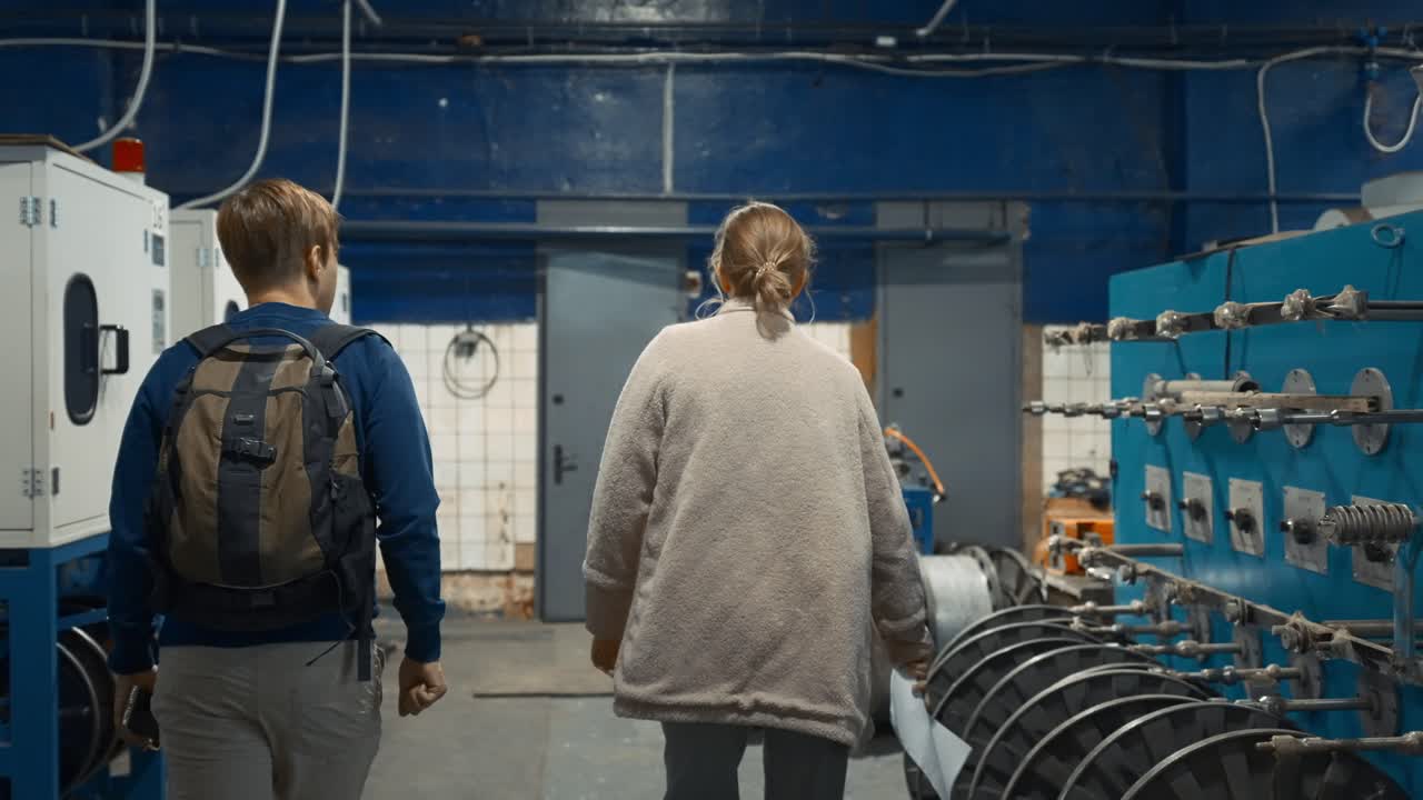 фабричные работники в промышленной обстановке