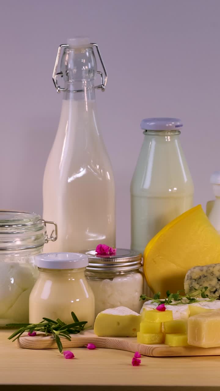 varios productos lácteos dispuestos cuidadosamente en una mesa