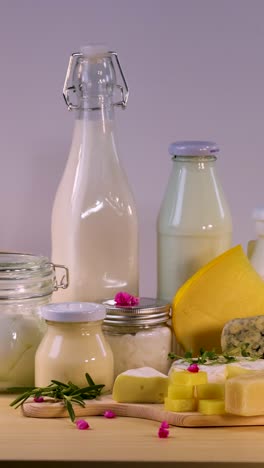 varios productos lácteos dispuestos cuidadosamente en una mesa