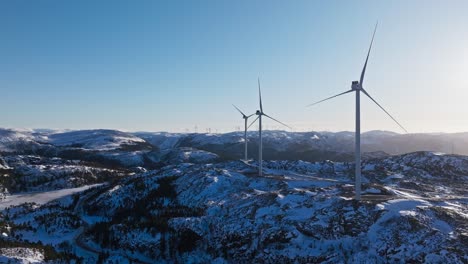 Windturbinen-Im-Windpark-Bessakerfjellet-An-Einem-Wintertag-In-Norwegen