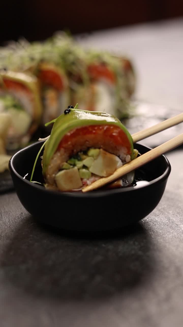 Delizioso sushi roll verde con salmone e avocado