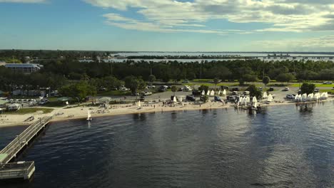 Schwenkansicht-Der-Regatta-In-Ft-Myers,-Florida