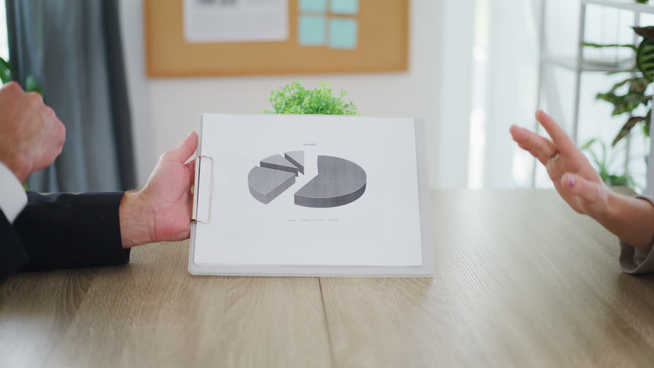 비즈니스 회의 중 판매 차트를 손으로 표시하는 것