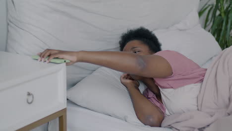 mujer despertando en la cama