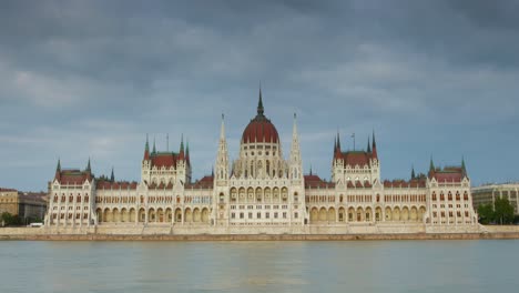 Ungarisches-Parlamentsgebäude-In-Budapest,-4K-Zeitraffervideo