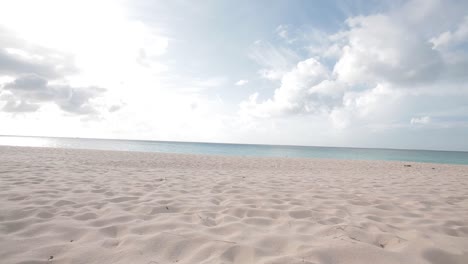 POV-Caminando-En-Una-Playa-Tropical-De-Arena-Con-Acceso-Privado-Desde-El-Hotel-Resort