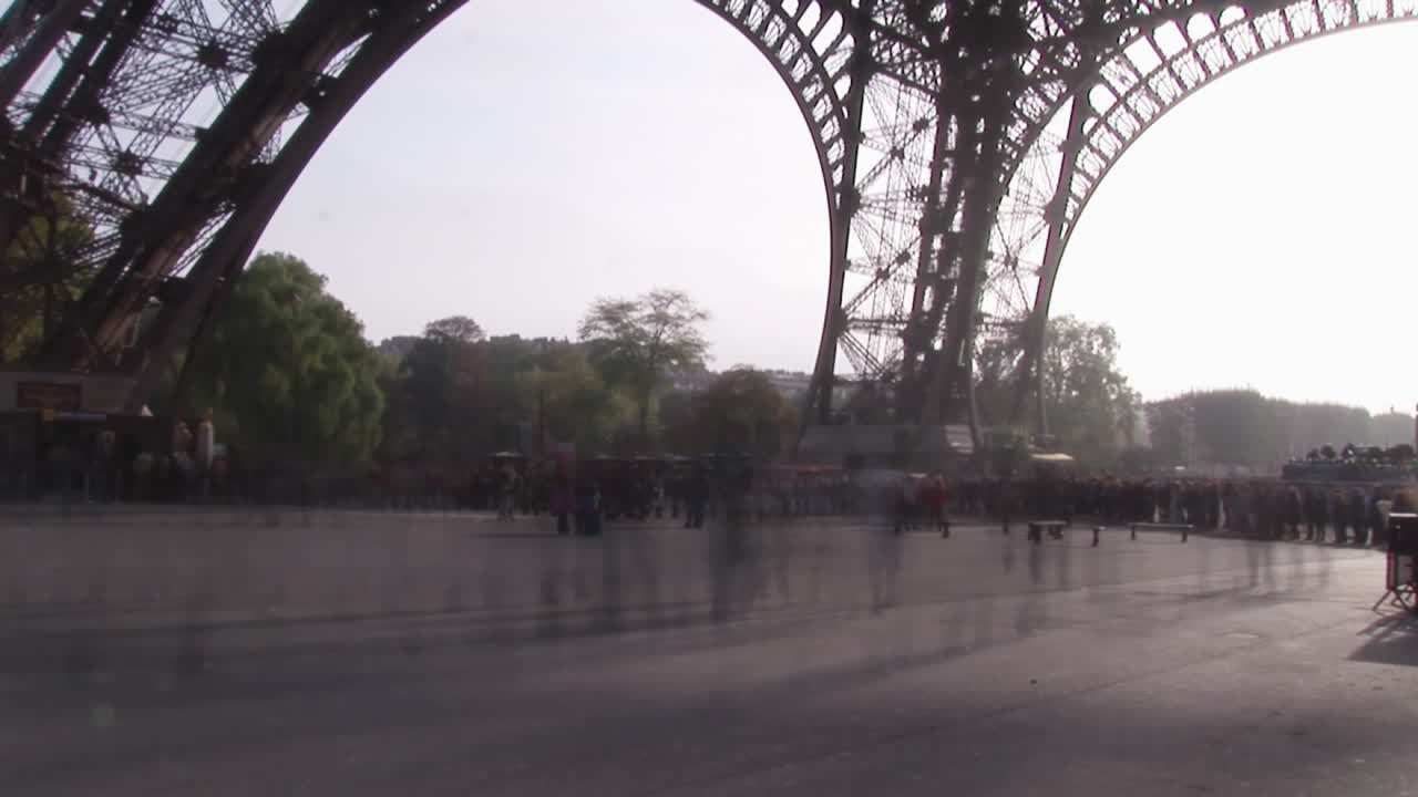 muchas personas se mueven.