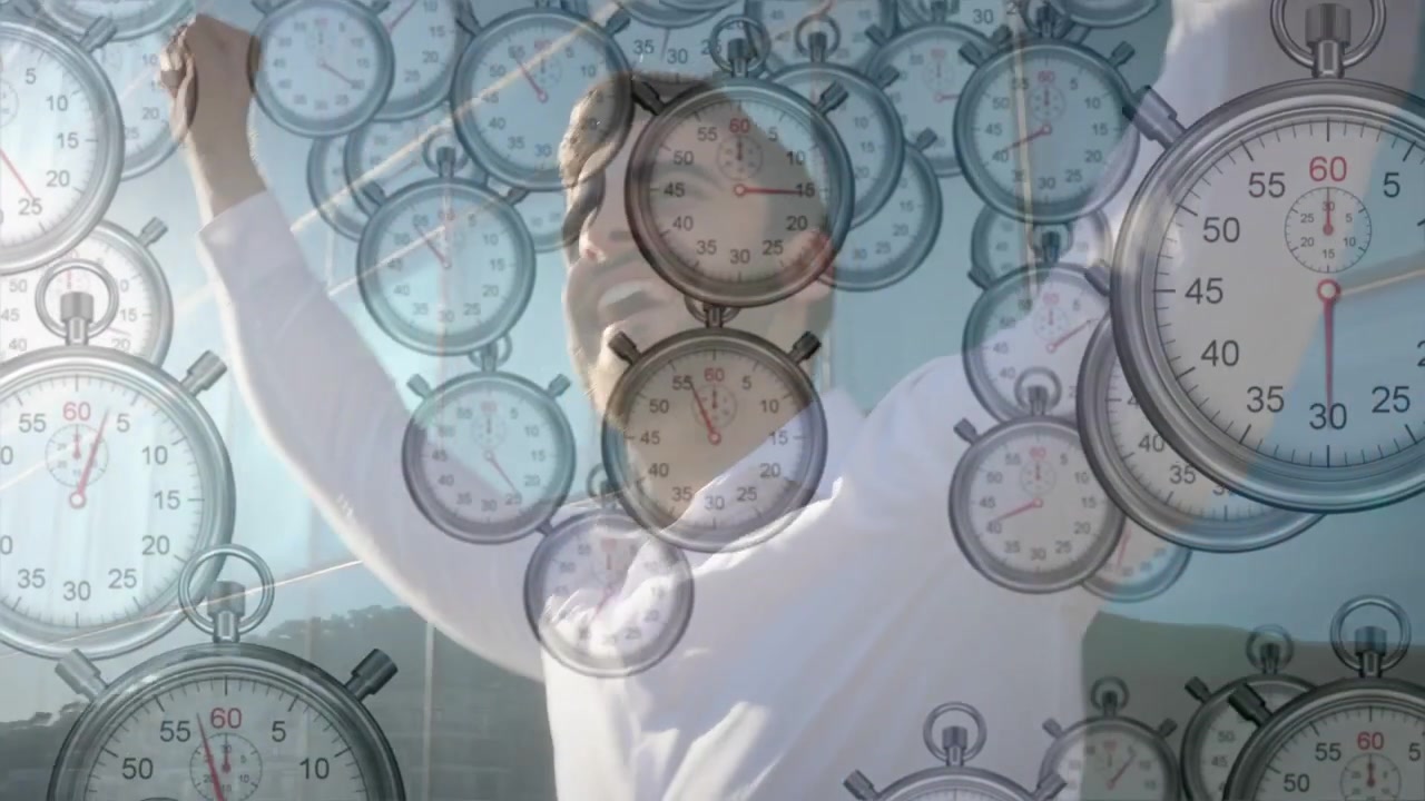 Pria masuk dan mengangkat tangan, bersorak merayakan tenggat waktu bisnis, dengan stopwatch di atas pria yang memacu kemenangan