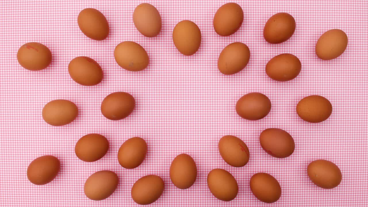 Tuoreet munat luova liike vaaleanpunaisella teemalla. Stop motion