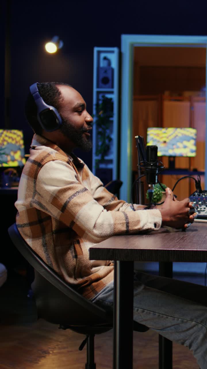 Video verticale. Uomini che filmano la puntata di un podcast online, salutandosi, campo lungo