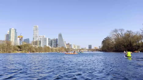 Skyline-Von-Austin-Und-Paddelnde-Menschen