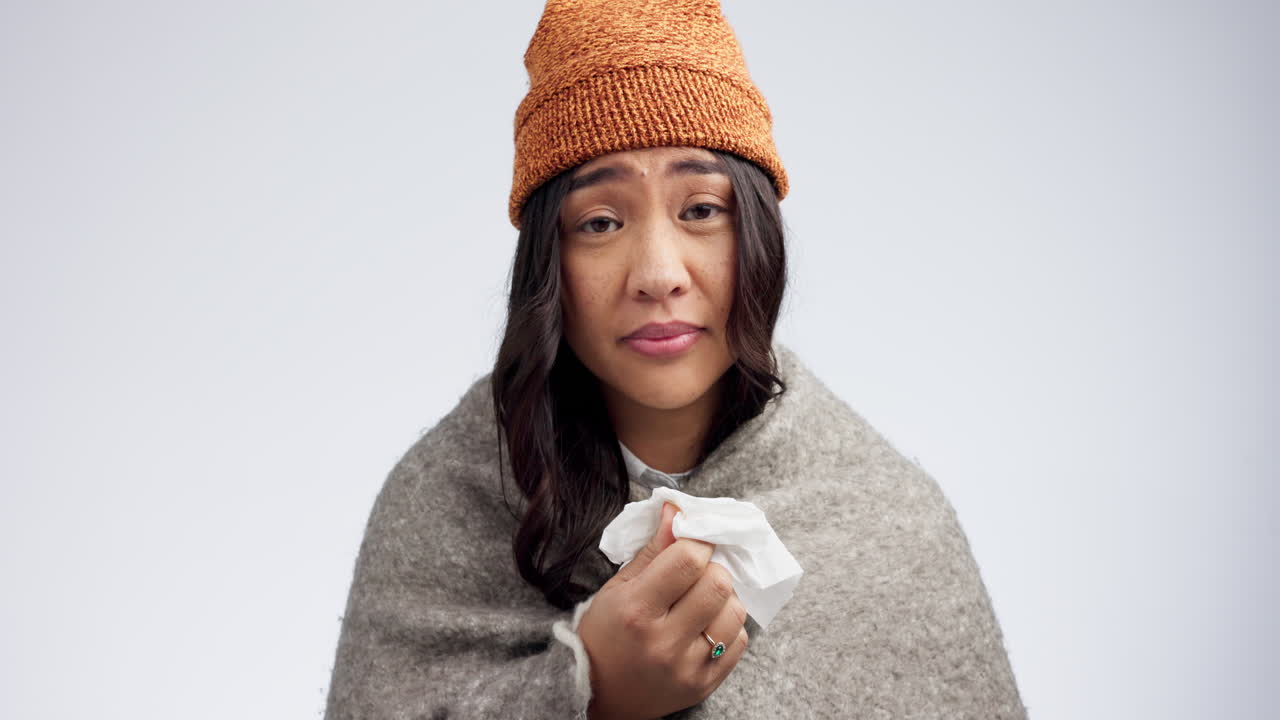 estornudo, mujer enferma y alergias con nariz soplada