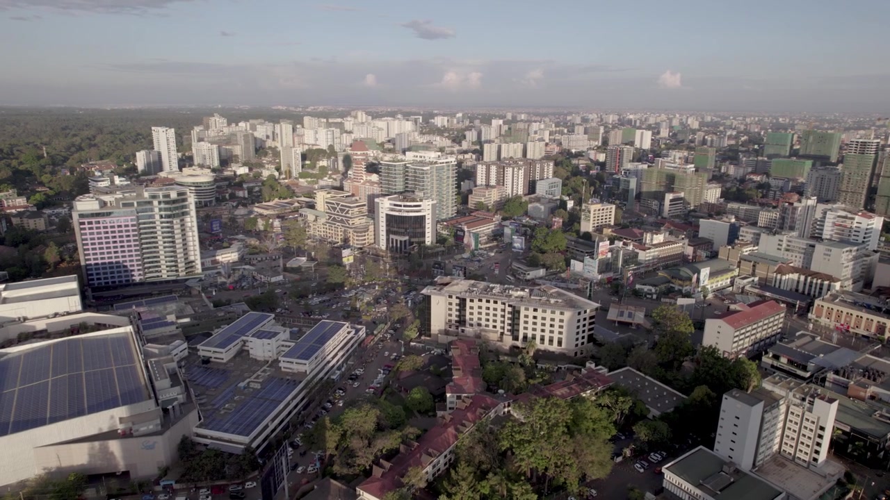 Veduta aerea grandangolare degli edifici di Westlands nella città di Nairobi in Kenya.