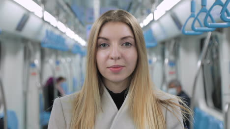 mujer en un metro