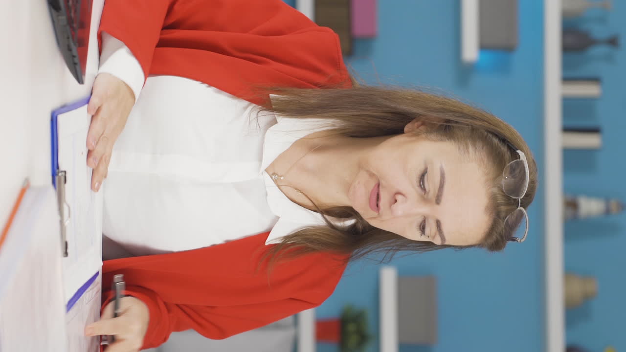 홈 오피스 직원 여성의 수직 비디오 자신감.