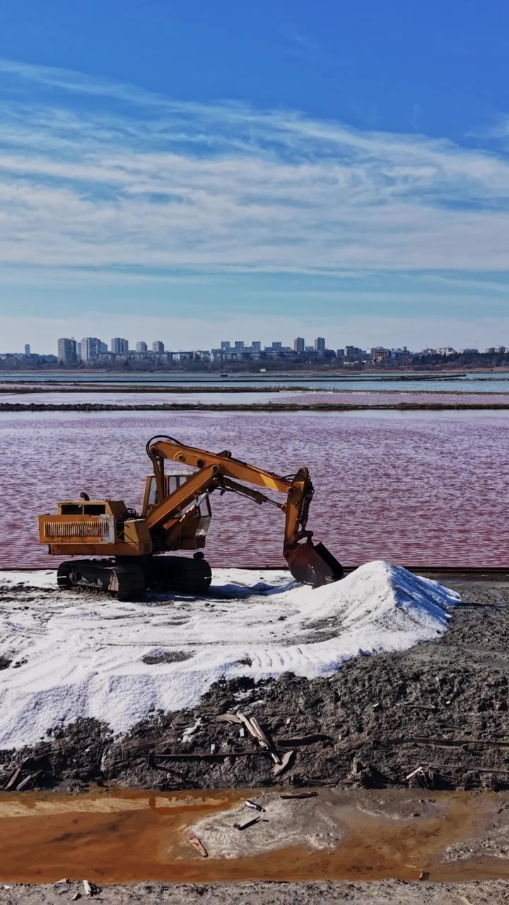 Operazione mineraria in una miniera di sale vicino alla città con acqua rosa e macchinari