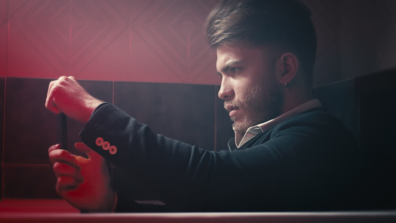 un hombre de negocios jugando al teléfono.