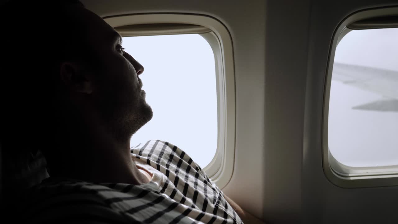 비행기의 창문으로 바라보는 승객 여행자, 비행기로 여행하는 사람, 비행기에 앉아있는 관광객