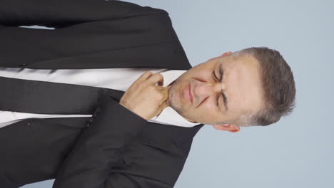 video vertical de un hombre de negocios que sufre de dolor de garganta.
