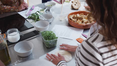 Profesora-Demostrando-Cómo-Preparar-Masa-En-Clase-De-Cocina