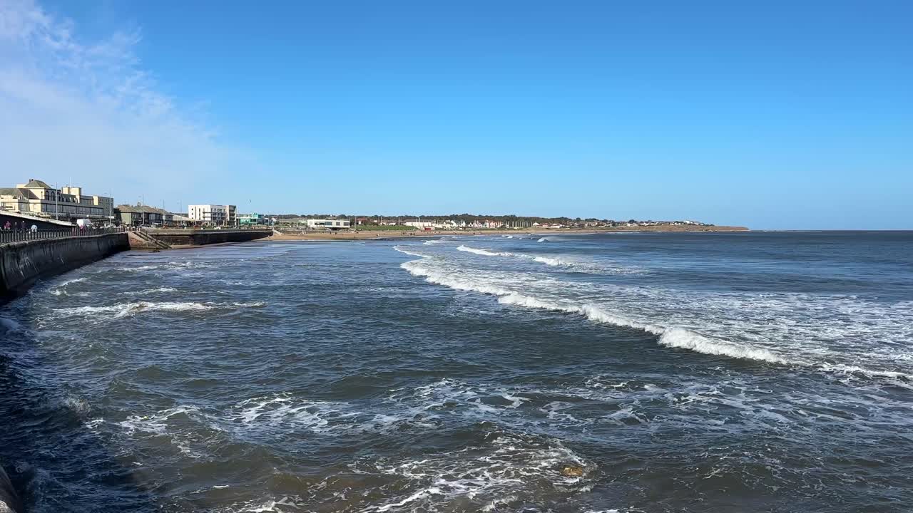 Ombak menerjang pantai seaburn sunderland inggris timur laut uk tyne and wear pantai tepi laut britania