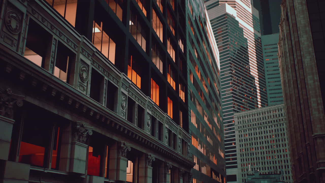 edificios altos en una ciudad por la noche